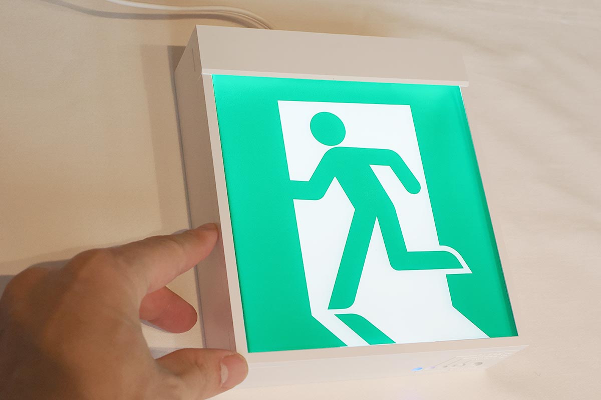 「みるだけバッテリーチェック」機能付き誘導灯