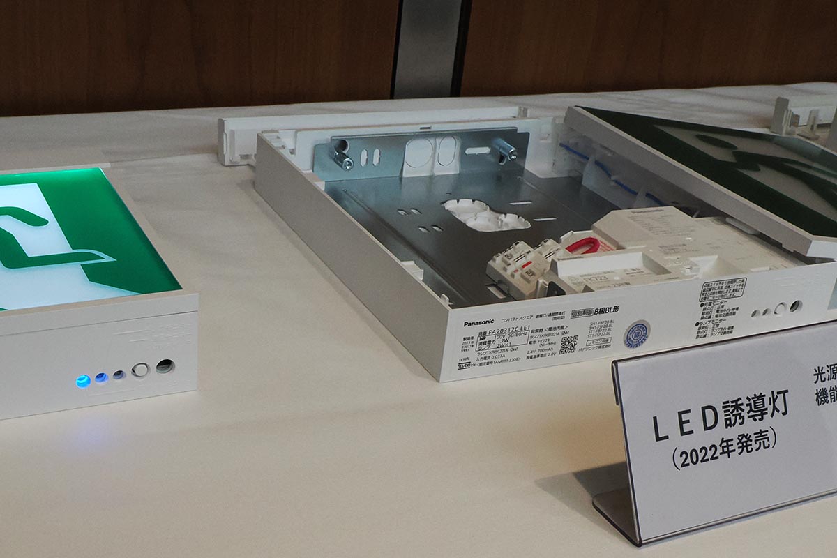 左が新しい誘導灯、右が2022年モデルの誘導灯。状態を示す下部のライトに違いがある