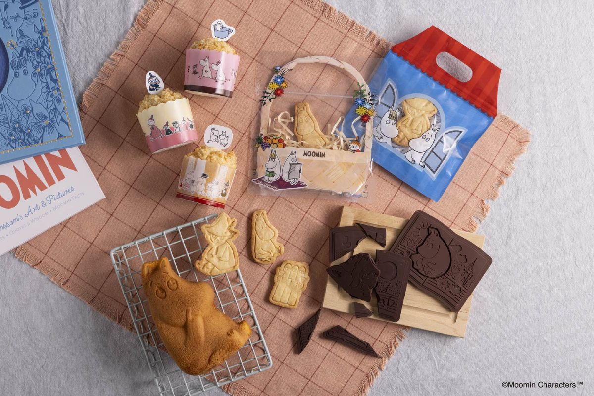 マフィンカップとケーキピックのセット、ムーミンやしきをイメージしたラッピングバッグも発売する