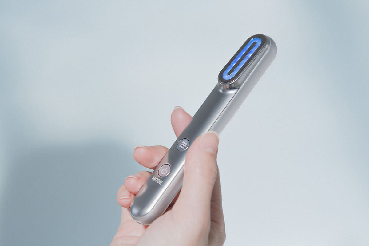 本体下側にあるのが電源/モード切替ボタン、その上にEMSの強さを3段階で切り替えられるレベルボタンを配置。電極部が赤色に点灯しているときはLift care RED、青でLift care BLUE、赤と青同時点灯時はDaily careモードで動いています