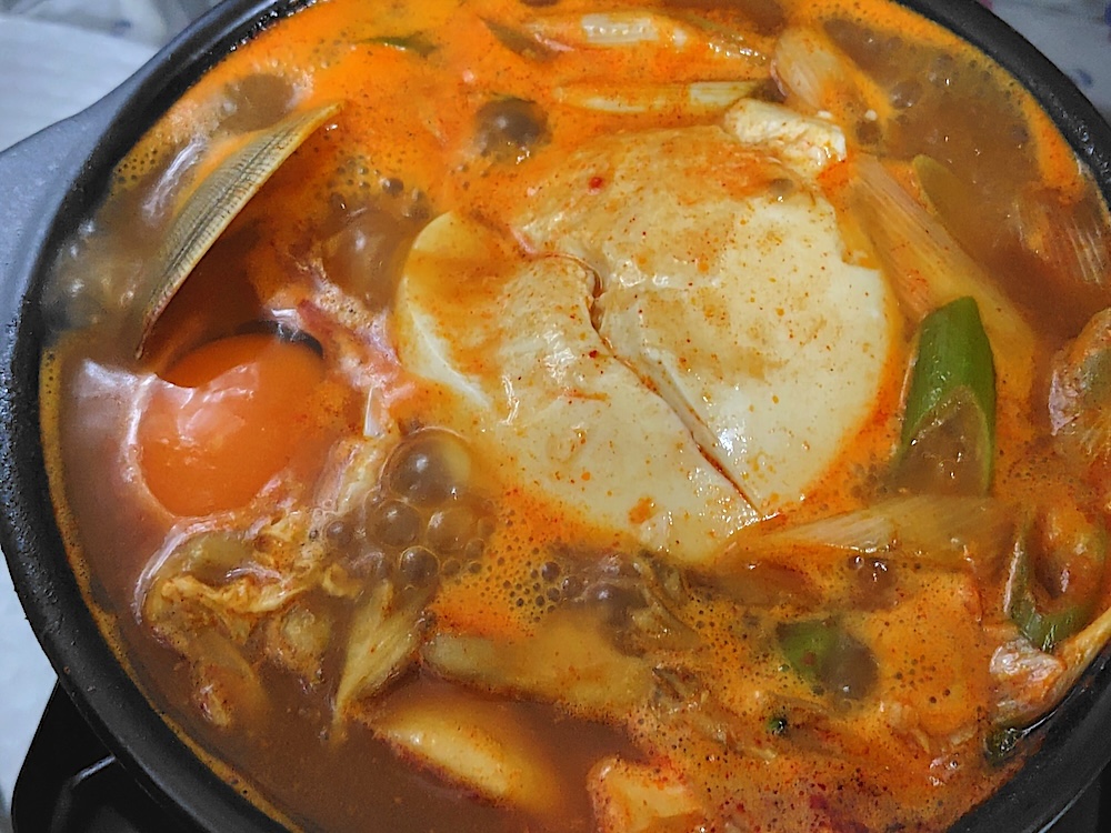 豆腐を投入して再び煮立ったら、卵を入れて完成