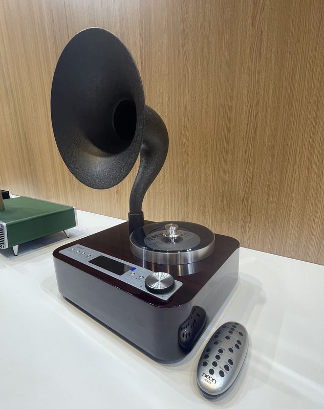 蓄音機を思わせるレトロなデザイン