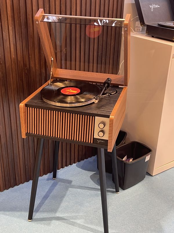 脚付きのレコードプレーヤーにも心惹かれた