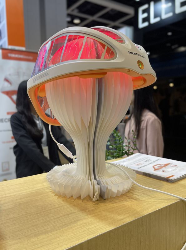 グラフェンによる深部熱と赤色LEDで毛根に刺激を与えて発毛させるという（効果が感じられなければ90日間の返金保証も）