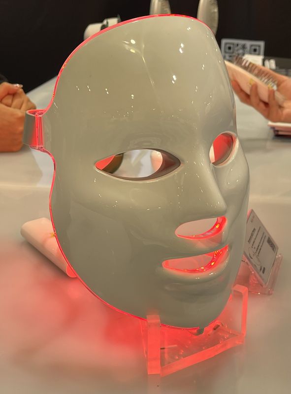 フィット感を高めてLEDライトをより効果的に肌に照射するように考えられた立体感のあるマスク型美顔器も