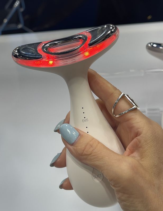 非常に軽く使いやすさにひかれたACE-TECの「フェイス＆ネックマッサージャー」。EMSやマイクロカレント、LEDライト、真空吸引など4つのテクノロジーを使ってリフトアップやシワのケアなどができるという