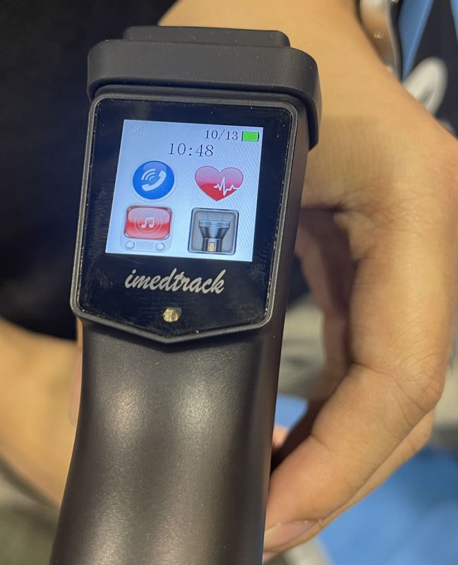 GPS機能に加え心拍数や体温、フラッシュライトやSOSボタンなど充実した機能が特徴