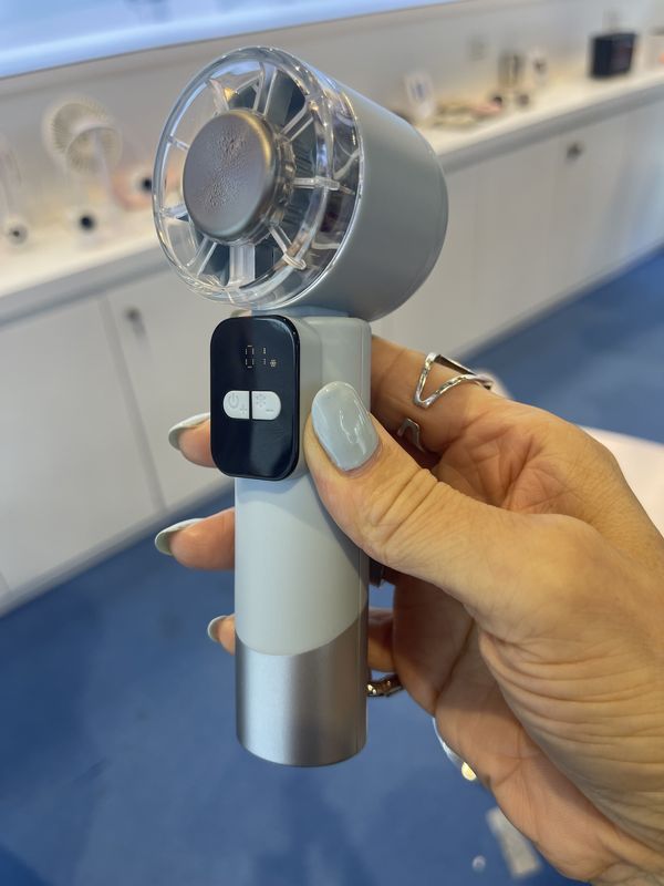 コンパクトなハンディファンにペルチェ素子による冷却機能を搭載した2026年モデル。液晶表示でファンの強さや電池残量がわかり操作もしやすい