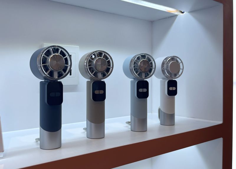 落ち着いたカラーがそろっていて魅力的。重量166gで3000mAhのバッテリーを搭載