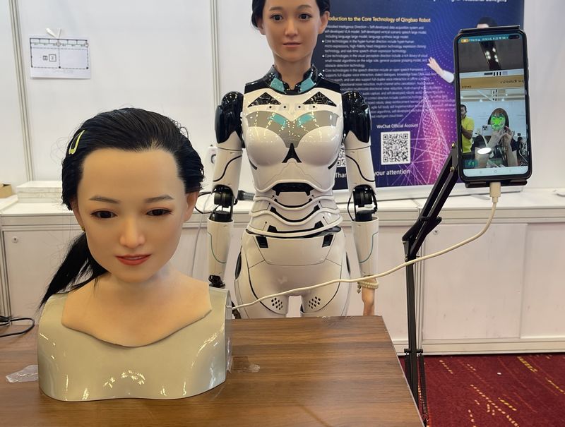 スマートフォンで顔認識した人の表情を再現するロボット（スマホに映っているのは筆者）