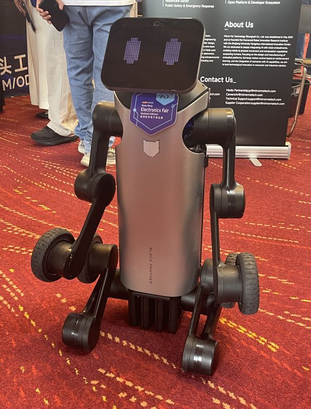 素早く立ち上がり表情豊かにダンスをしたりする