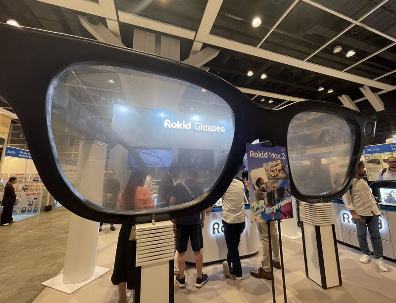 香港コンベンション&エキシビション・センターで10月に開催された「香港エレクトロニクス・フェア(秋)」を取材しました。写真は大きなグラス(眼鏡)がひときわ目立っていた、Rokid Glassesのブース