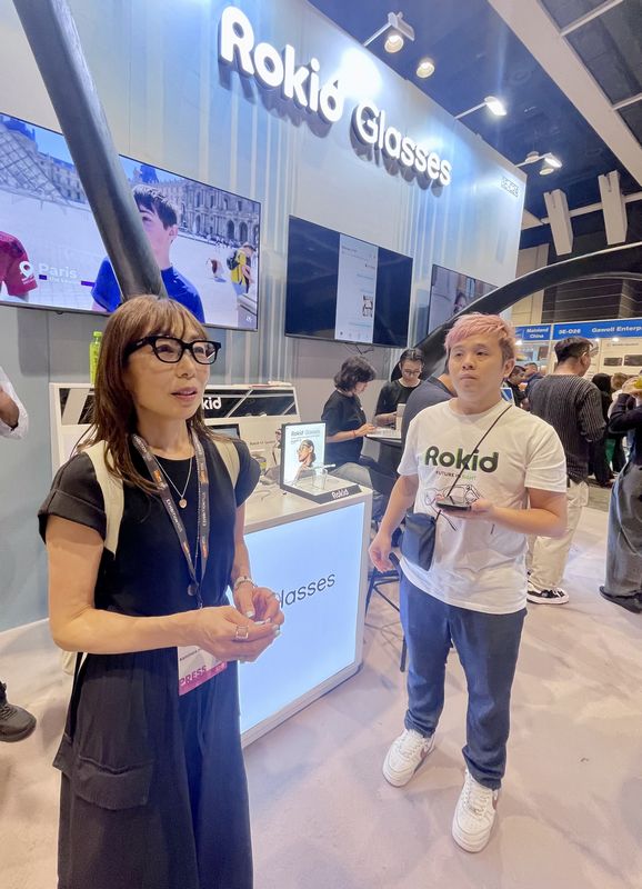 筆者もさっそく世界最軽量だというAI＆ARグラスを体験してみた