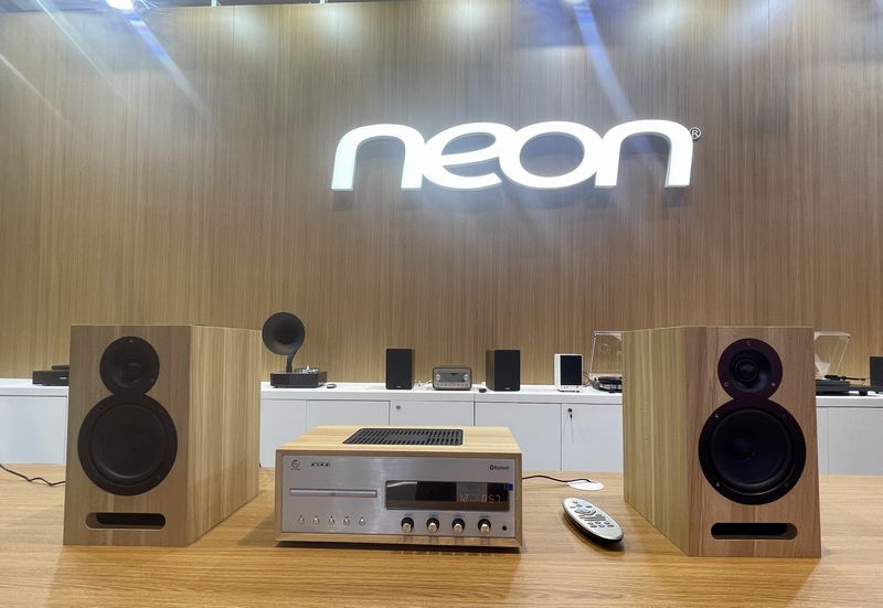 多彩な音響機器の展示の中で目を引いた「neon」のブース