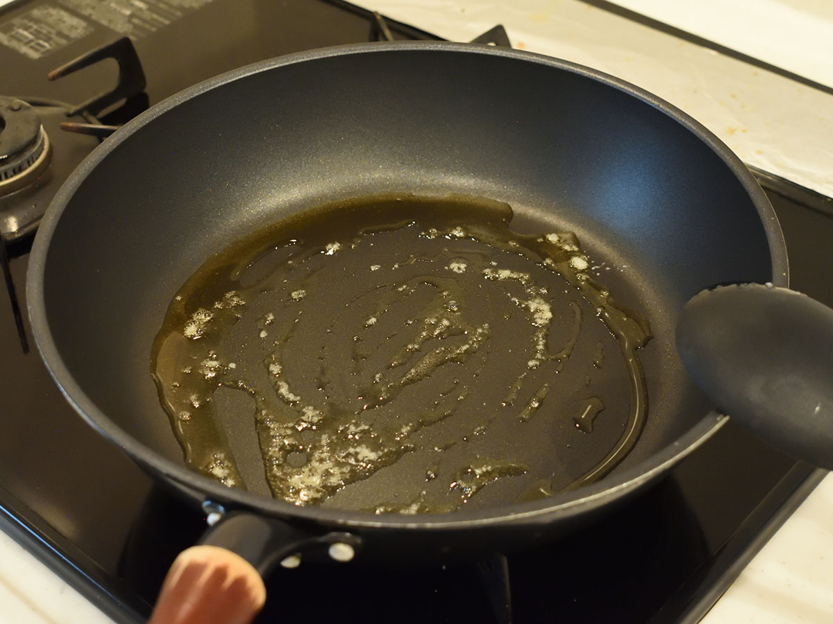 香りが立つまでニンニクを炒めます