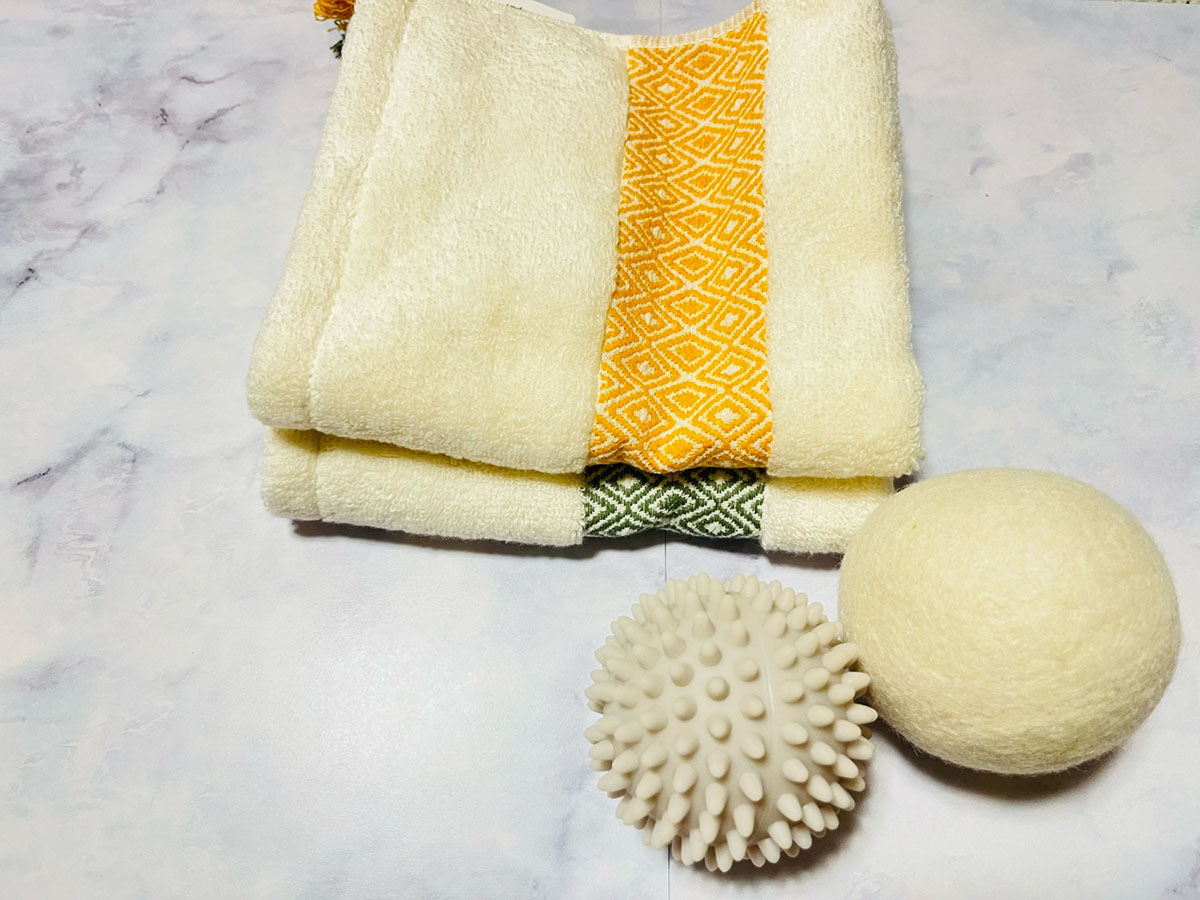 セリア「ドライヤーボール PVC」と「ドライヤーボール」。乾燥時間を短縮できます