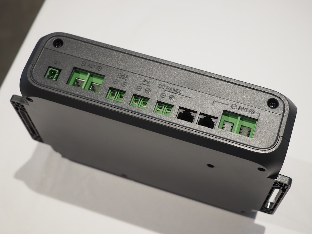 本体底面のインターフェース。左から、D+signalポート、DC入力ポート、ポータブル電源出力ポート、ソーラー入力ポート、DC出力ポート、双方向電力ポート