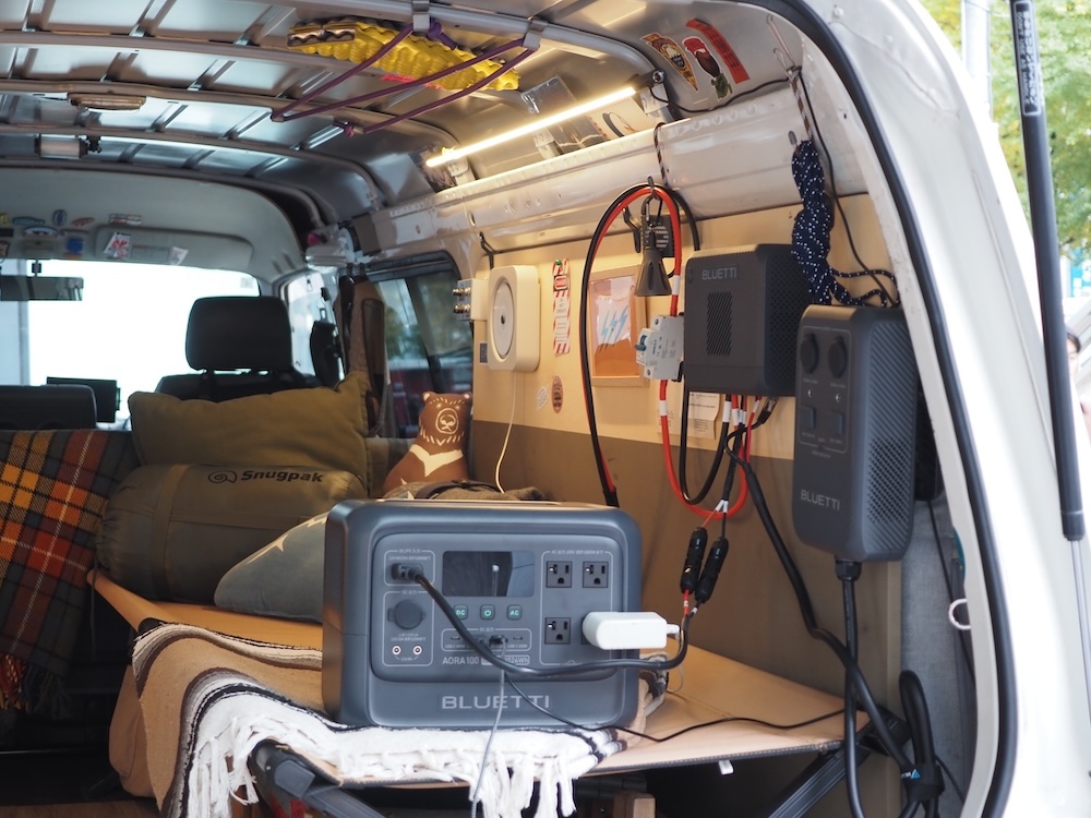 Charger 2などを取り付けた小濱さんのバン