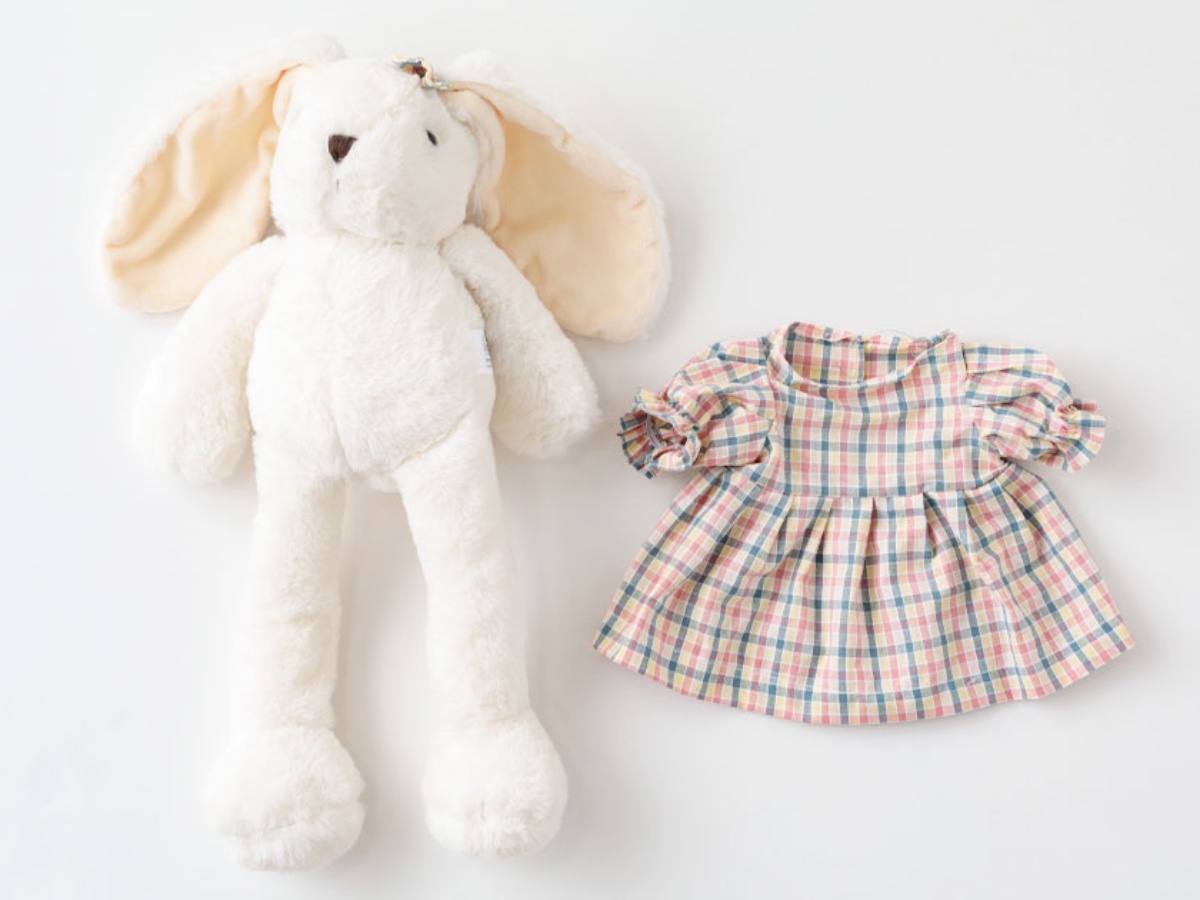 意外と知らないぬいぐるみのケア方法を紹介。洗う場合は、手洗いでも洗濯機洗いでも装飾品を外す