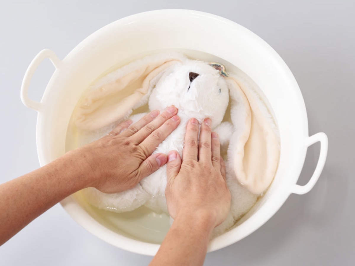 ぬいぐるみをやさしく押し洗いする