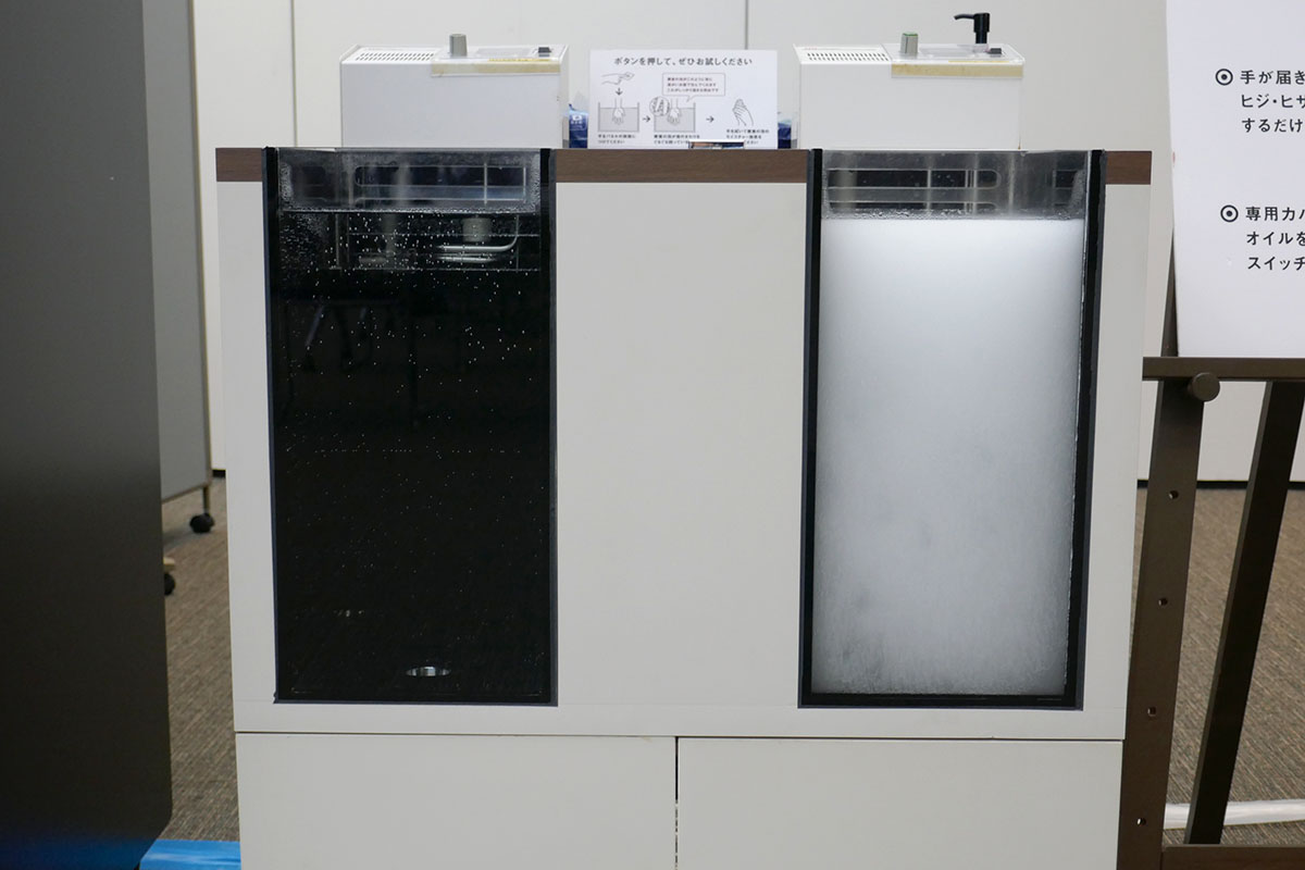 通常の水(左)と酸素美泡湯(右)。白濁して「温泉感」が楽しめるのも特徴