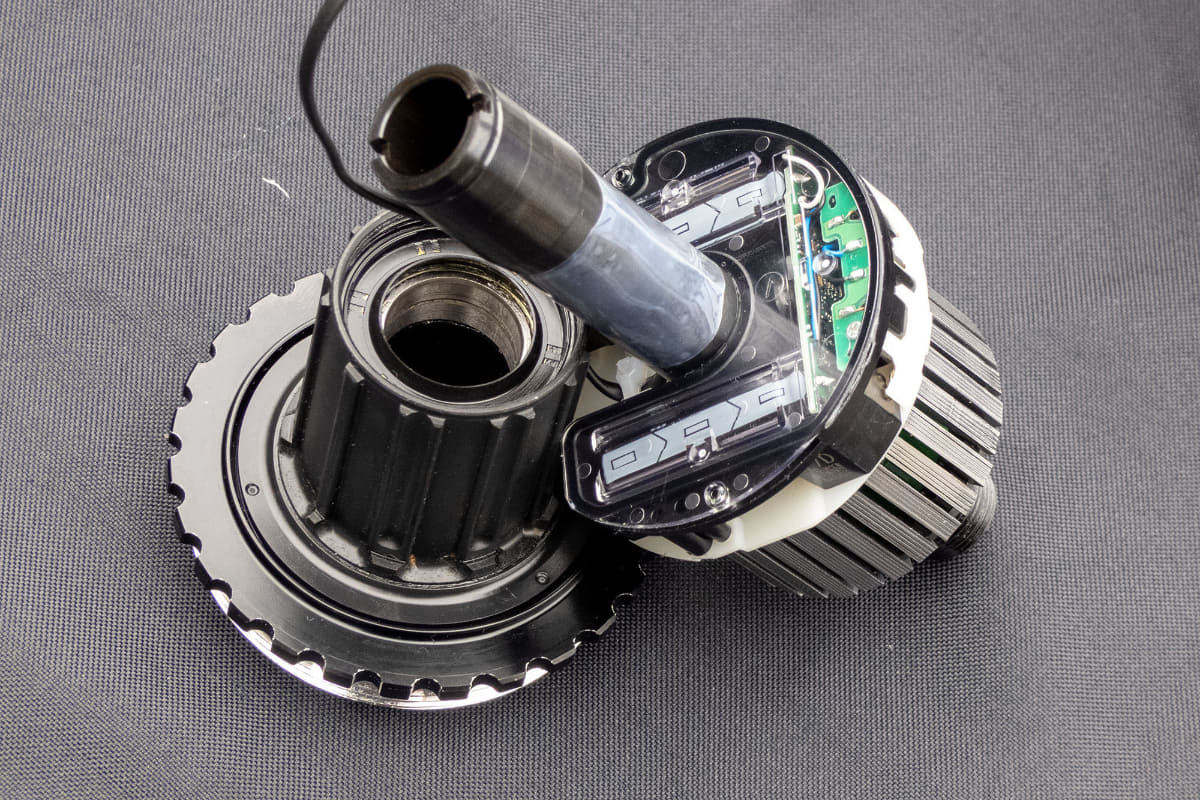 リアハブに発電・蓄電のほかセンサーなども内蔵。オートマチックシフトの重要な部品が集約されている