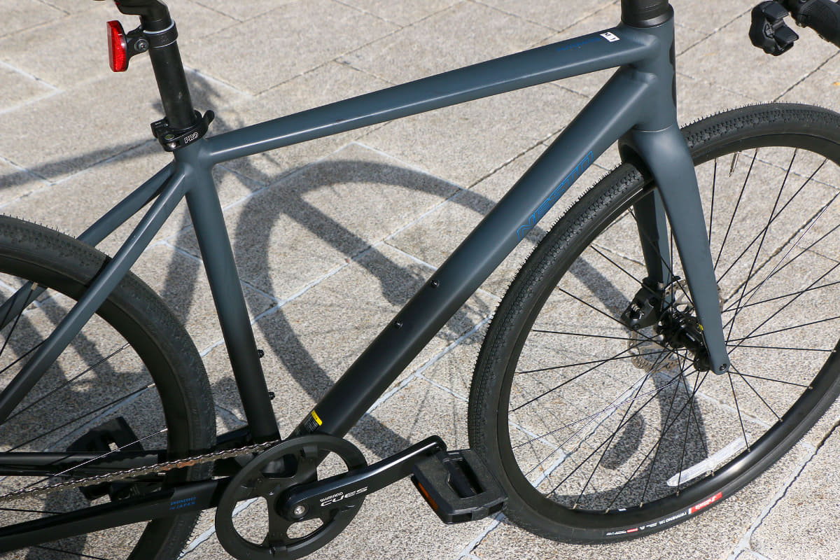 フレームは水平基調に近いシルエットでシンプルさが際立つ。フォークはカーボン製