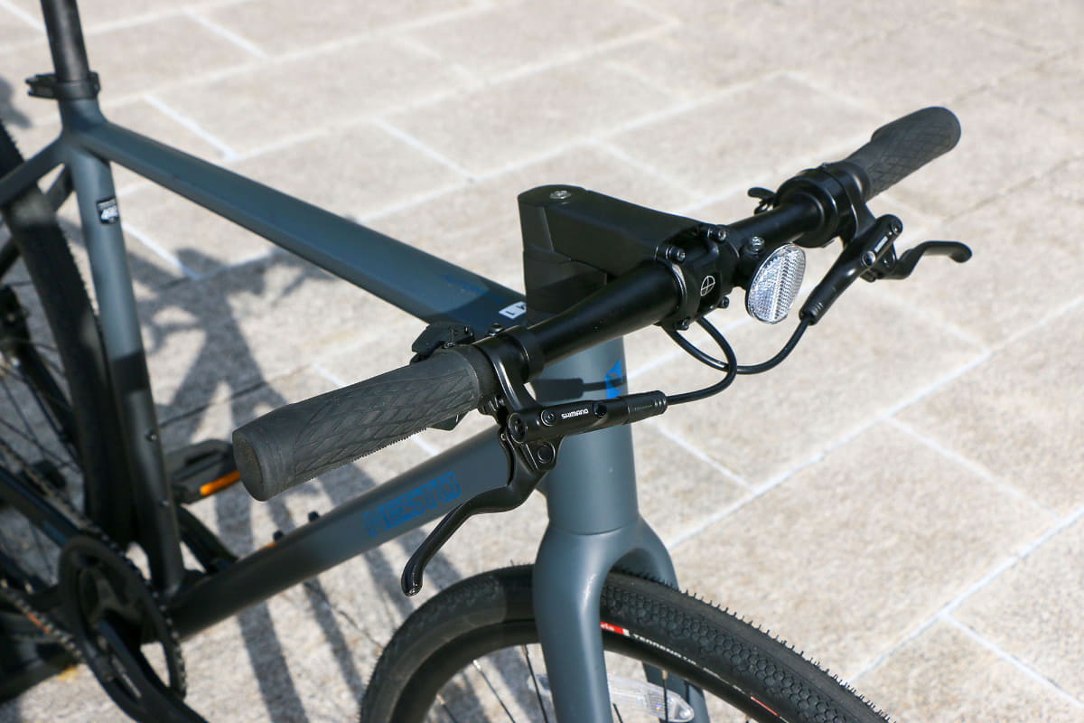 ハンドル周りにはブレーキのケーブルしか露出していない