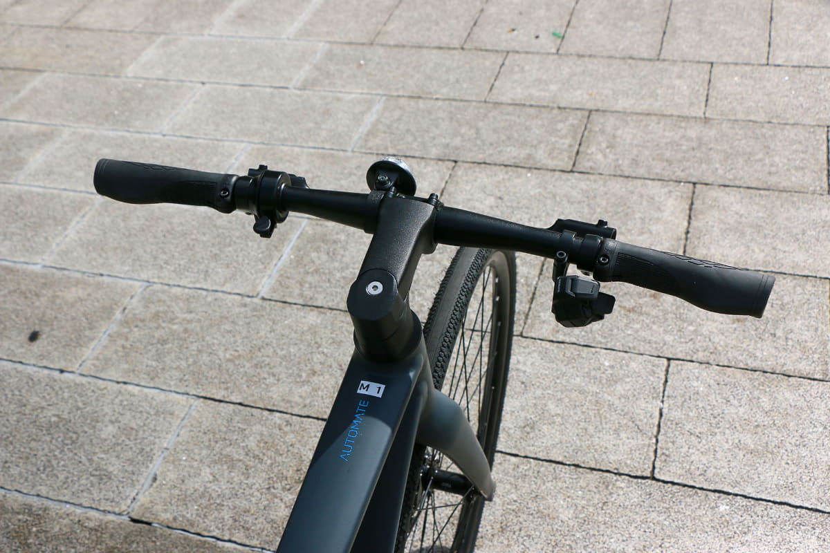 ライダー側から見ると、それもあまり見えないのでスッキリした見た目