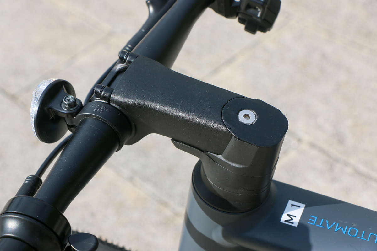 ステムもライド中に目に入る部分だけに造形がシンプルなものがセレクトされている