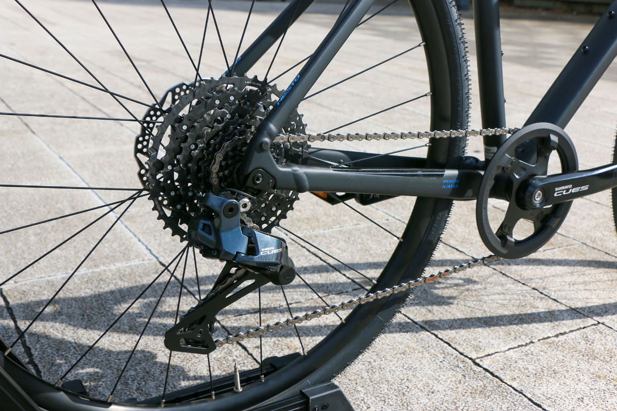 リア10速でフロントには変速を搭載しない。裾の巻き込みを防ぐガードも装備されている