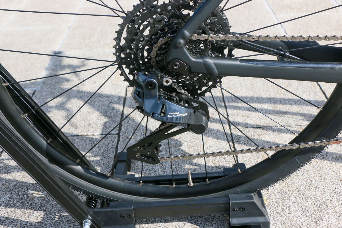 シフターは自転車スタイルに対応する新たなスタンダード<a href="https://bike.shimano.com/ja-JP/products/series/cues.html" class="n" target="_blank">「CUES(キューズ)」</a>コンポーネンツの電動のものを装着