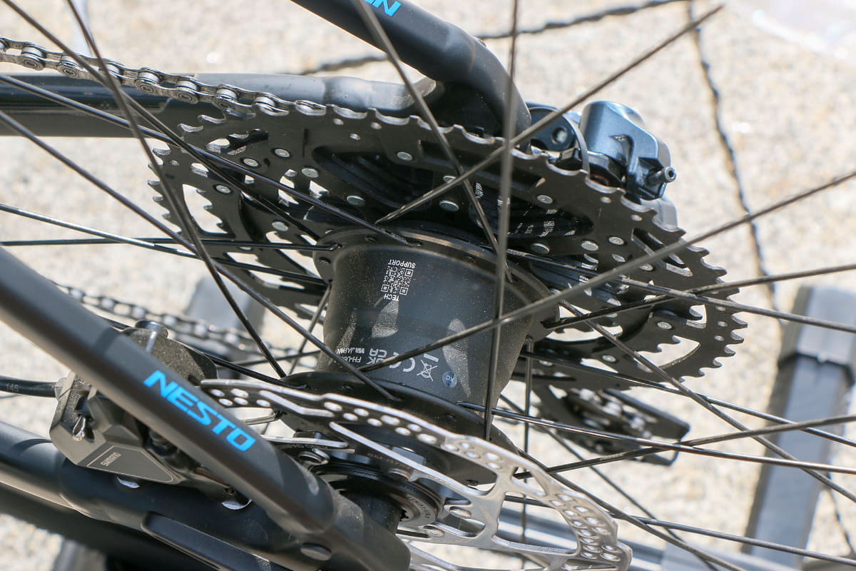 ダイナモやセンサーなどが内蔵されるリアハブはやはり存在感がある。車体を持ち上げてみてもリア側が重いことが感じられた