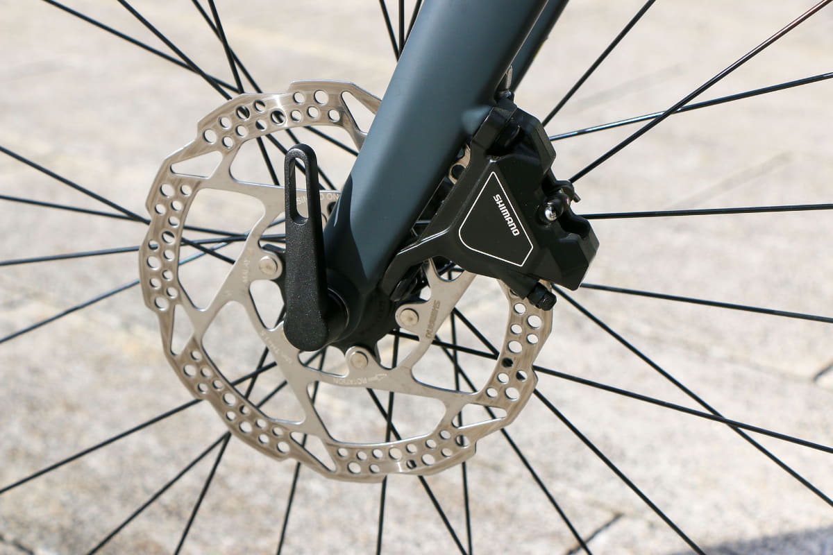 前後とも油圧式ディスクブレーキを装備。キャリパーもスッキリした見た目