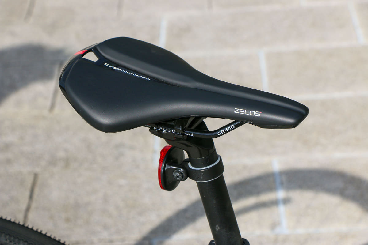 街乗り向けのクロスバイクだが、細身でペダリングがしやすい形状のサドルを採用