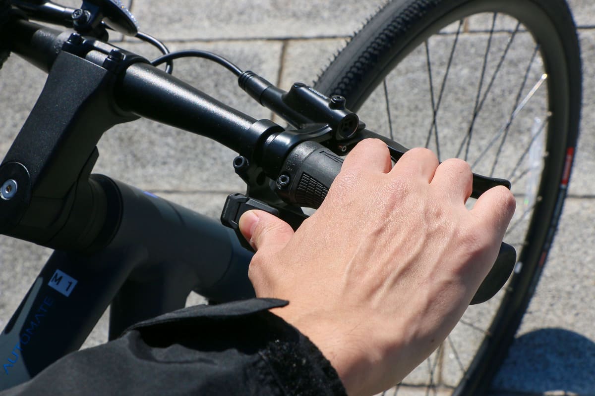 学習させるといっても、自分好みのタイミングでシフトスイッチを操作するだけ。電動で変速するのでレバーを押し込むような操作も必要ない