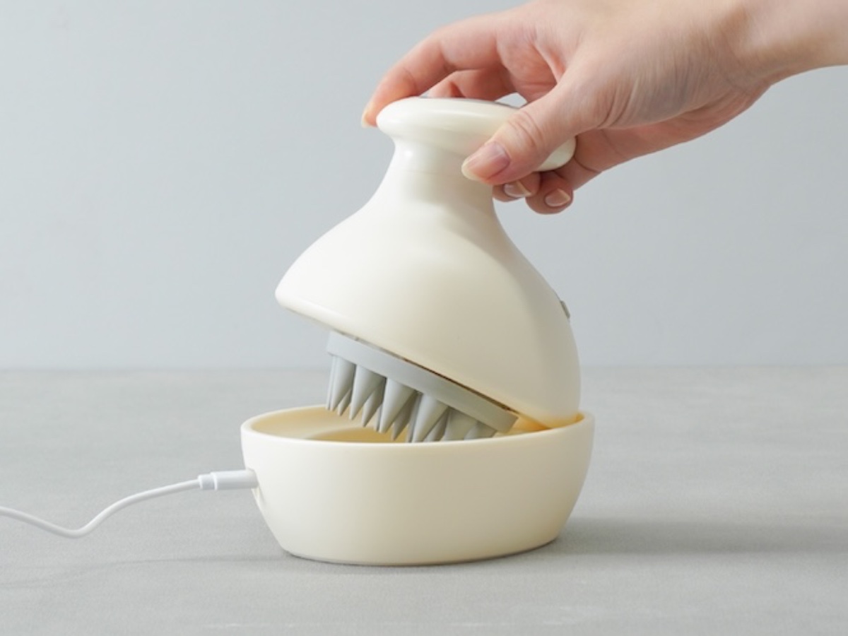 付属の充電台に置くだけで充電可能