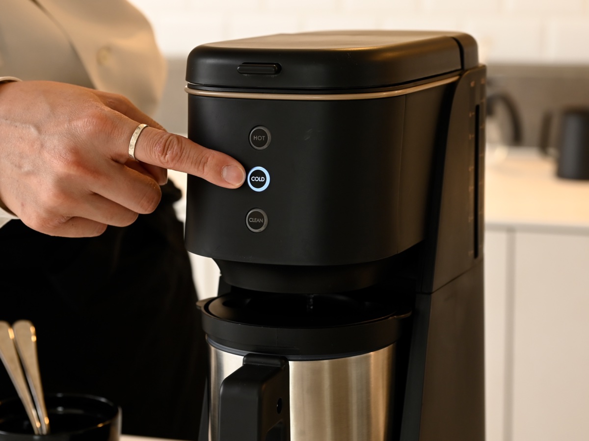 コーヒーの抽出やホット/水出しの切り替えはボタン1つを押すだけ