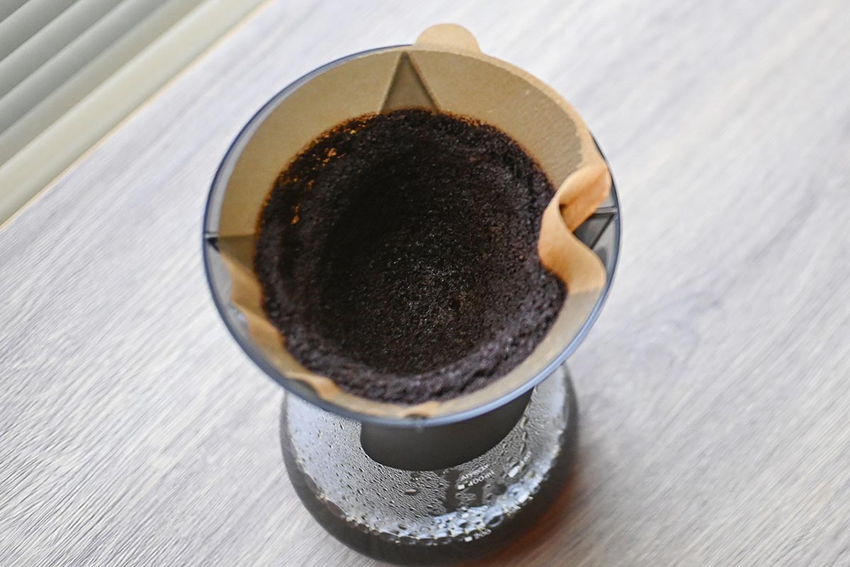 抽出が終わったあと、コーヒー粉はきれいなすり鉢状に