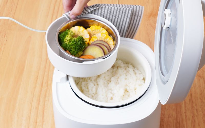付属の蒸しトレイを使えば、ご飯を炊きながら温野菜を同時に作れる