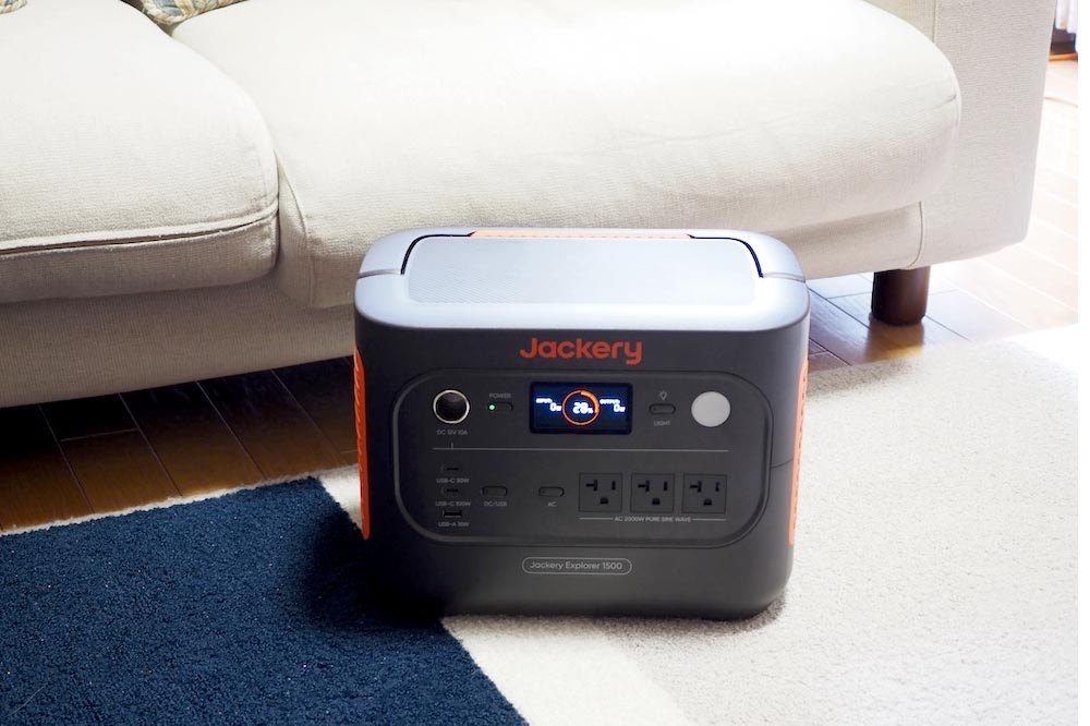 ディスプレイには28%と表示、左右には「INPUT 0W」と「OUTPUT 0W」