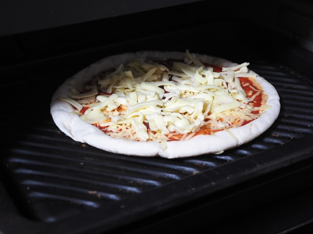 オーブンレンジにピザをセットして、あたためをスタート