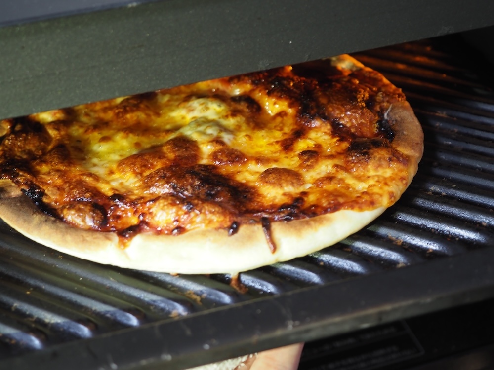 ちょっと焼き過ぎたものの、おいしいピザが完成!