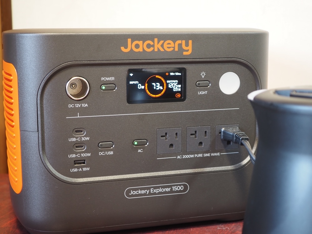 電気ケトルの消費電力は、だいたい1,200W前後で推移。スタート時点でのバッテリー残量は73%=約1,095Wh