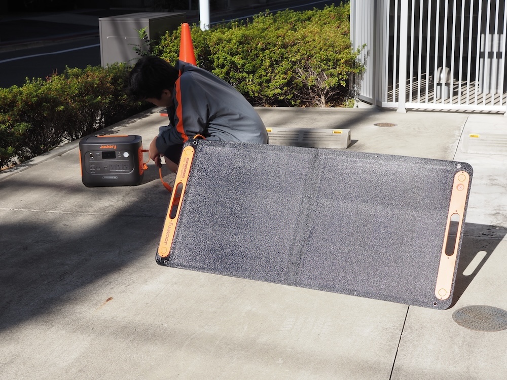 ソーラーパネルとポータブル電源を外に持ち出して発電