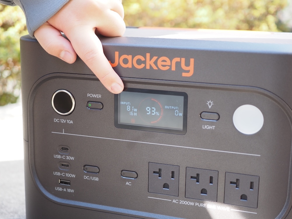 外に持ち出すと「80W台」で発電できた