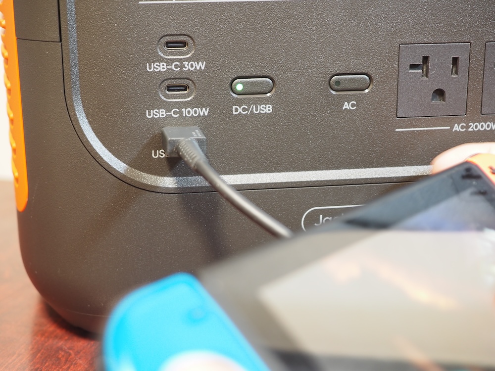 USBケーブルを差し込んでから、DC/USBボタンを押すと充電が始まった