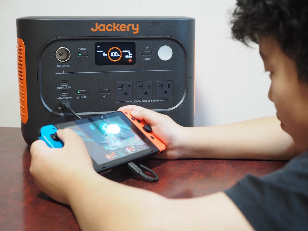 Nintendo Switchをつなげると、OUTPUT(出力)が「7W」と表示された