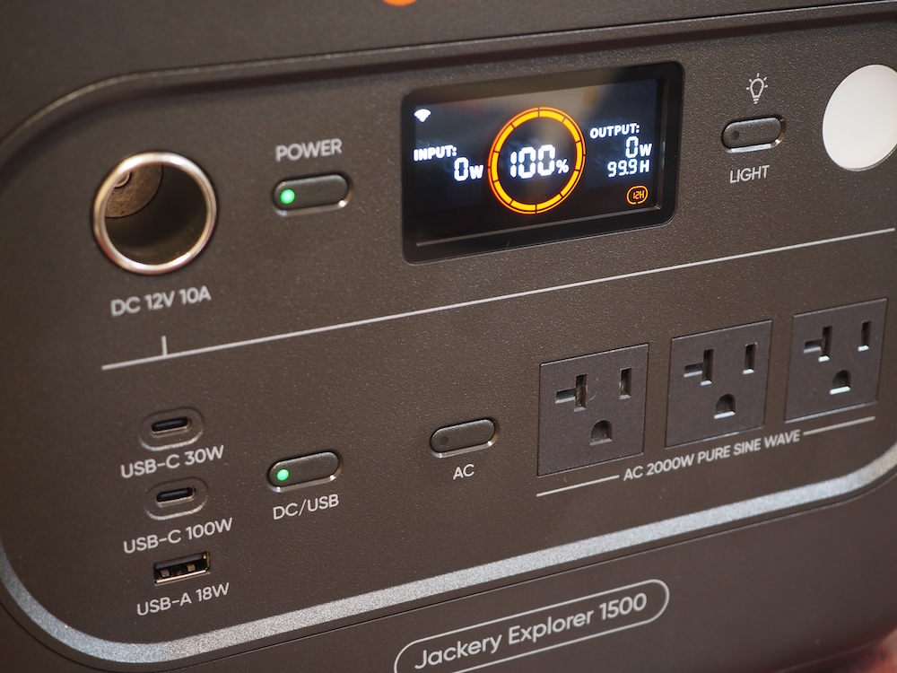 Jackeryのポータブル電源 1500 Newでは、左側にUSB端子などのDCが並び、右側にはACのコンセントが配置されている
