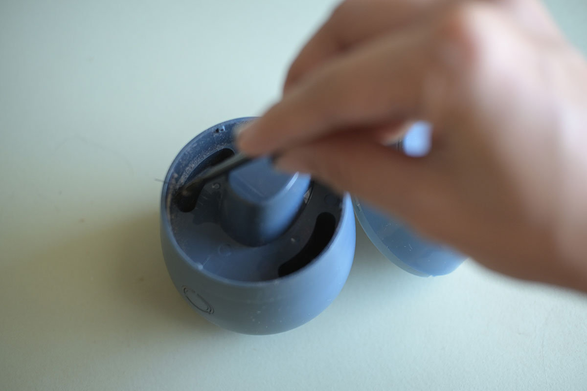 上蓋を開けてゴミを取り除いたら、ブラシで細かなところも掃除